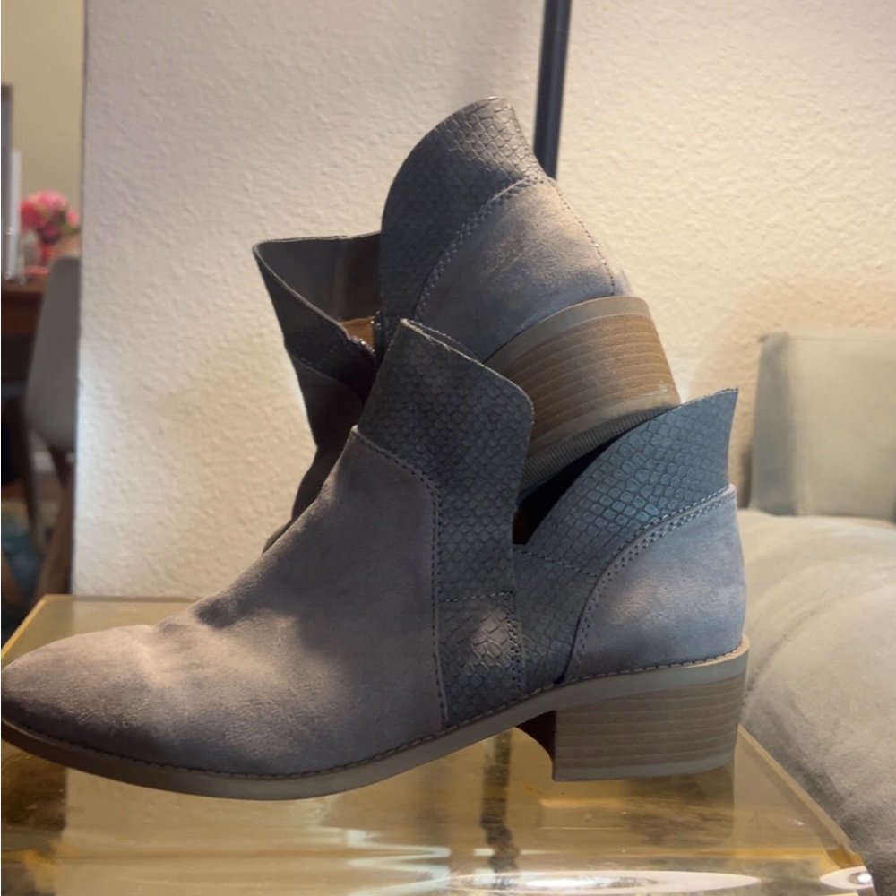 American Eagle Outfitters Textured Gray Ankle Booties